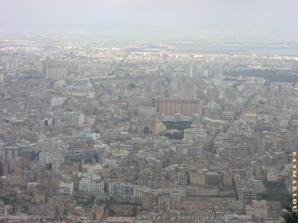 ORAN LA CITE LESCURE ET LA CATHEDRALE.JPG